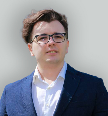 Приглашенный преподаватель Михаил Медведь